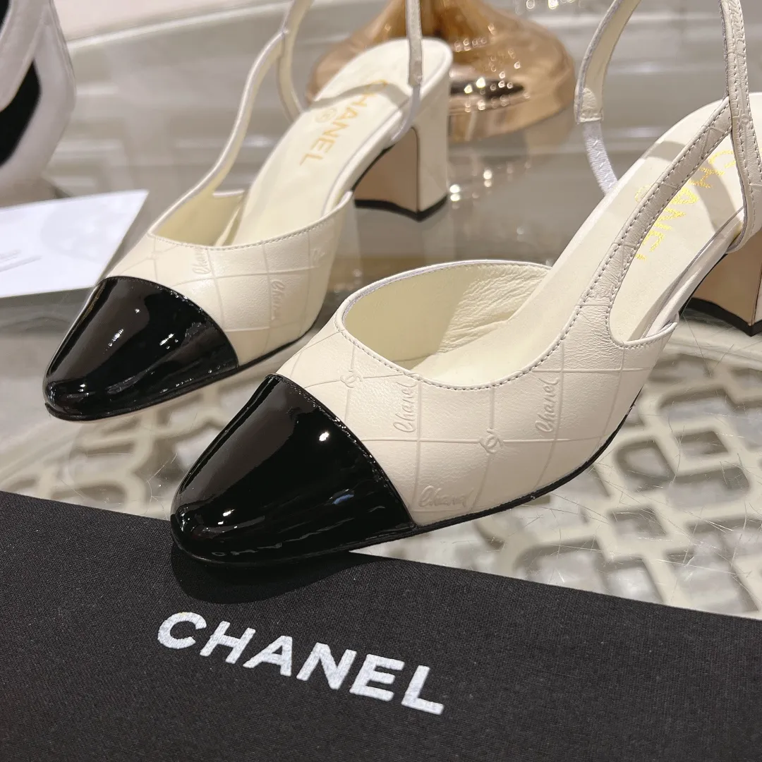 👟👟Ex-factory price 540👟👟 CHANEL Xiangjia 24vs spring and summer new fashion sandals series... Chanel is a very comprehensive noble fashion lifestyle brand. The same models are sold by major fashion bloggers and celebrities in Hong Kong, the United States, and other countries. They are simply beautiful. I fall in love with elegance and the playful sense of the future. I want to own them right away just by looking at them. But you can really think about a pair of exquisite high heels. This series is specially designed for extraordinary and indifferent ladies to create a unique overall effect. CHANEL designs products that inspire women to move forward and highlight their charm... 1️⃣Material: Original customized patent leather + imported sheepskin 2️⃣Inner lining: Original customized imported sheepskin 3️⃣Feet: Original customized imported sheepskin 4️⃣Outsole: Genuine leather sole imported from Italy 5️⃣Heel height: 2.5cm/6.5cm/9cm 6️⃣Number: 34-43 (34.40.41.42.43 customization is not returnable) 7️⃣Packaging: The latest and exquisite full set of packaging at the counter